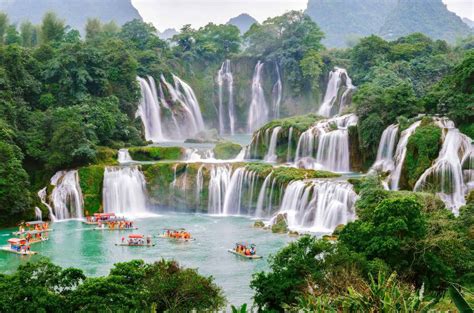 Ban Gioc Waterfall tourists