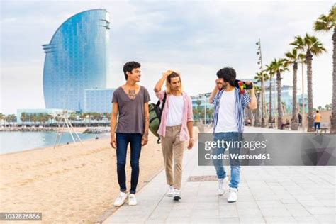Imagen de mujeres en la playa de Barcelona, disfrutando del sol