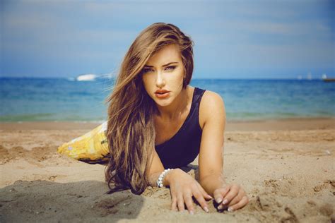 5 Gorgeous Seaside Ladies Who Will Steal Your Heart Away! Discover the Beauty of Beach Women Today!