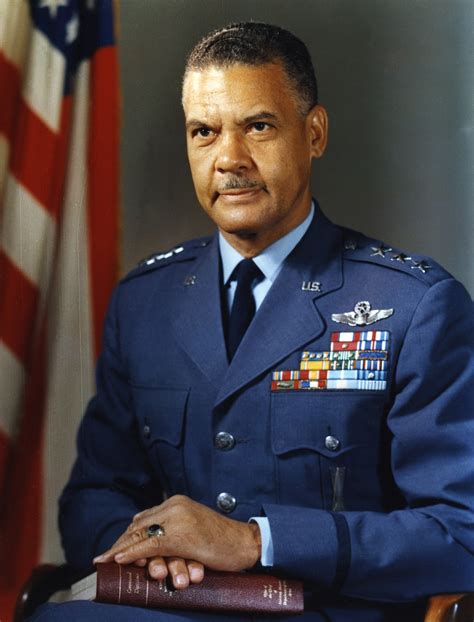 Benjamin O. Davis mladší viedol letcov Tuskegee počas druhej svetovej vojny