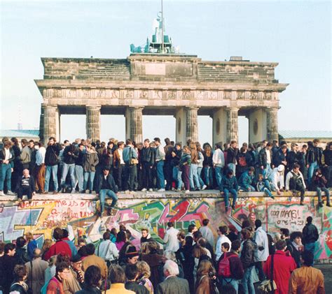 Berlin Wall Tour: Tears, Tunnels, Triumphs – A Detailed Review