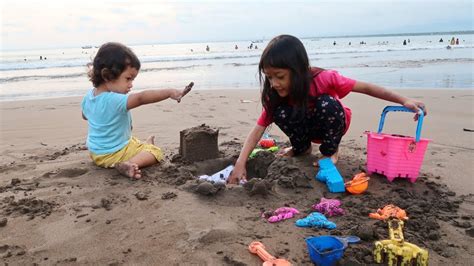 Bermain Pasir di Pantai Jakarta