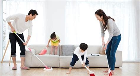 Bersama-sama membersihkan rumah setiap minggu