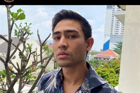 Biodata Axel Matthew Thomas