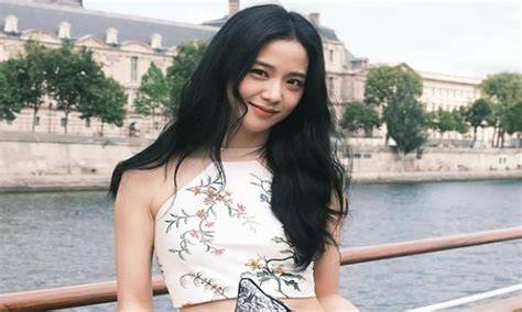 Biodata Jisoo