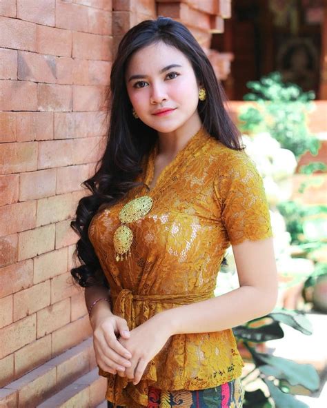 Biodata Mahalini Agama