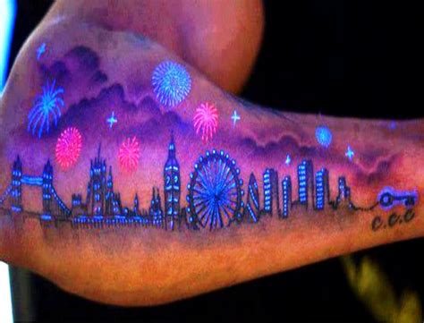 glowinthedark tottoo blacklighttattoo Uv tattoo, Neon