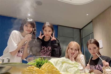 Blackpink Eating Together