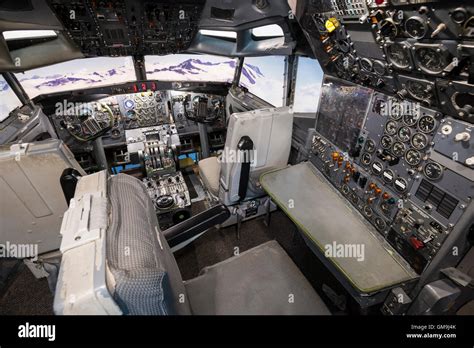 Explore the Cockpit of the Boeing 727: A Detailed Guide