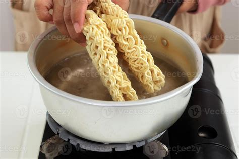 Boiling Dried Noodles