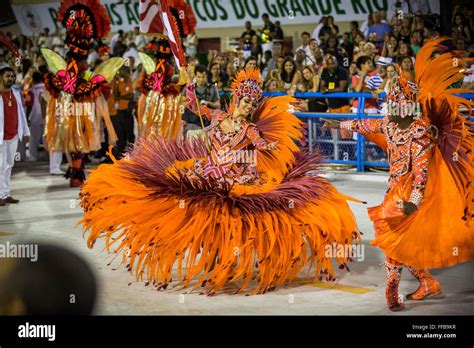 ブラジルのサンバダンスを披露するパフォーマーたち