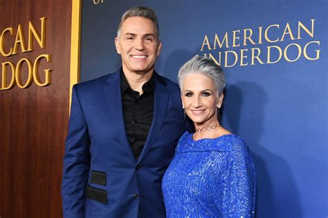 The Heartfelt Journey of Brenda Warner: Discovering Her Roots and Cherishing the Legacy of Her Parents - A SEO Title Exploring the Touching Story of the Former NFL Star's Wife and Her Admirable Family Heritage