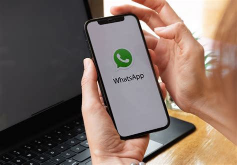 Fitur broadcast dan grup WhatsApp untuk kampanye marketing massal