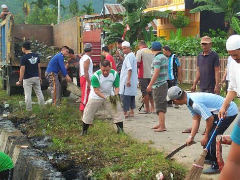 Budi Mengikuti Kerja Bakti Dalam Rangka Pembersihan Selokan Kampung