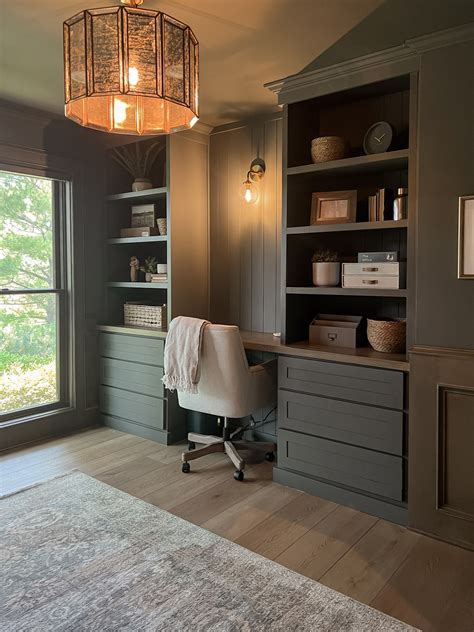 Built-in desk
