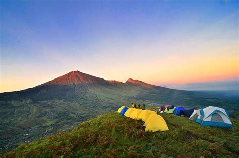 Pendaki menikmati pemandangan dari puncak Bukit Pergasingan Sembalun