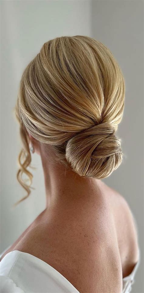 Discover the Perfect Bun Hairstyle for your Wedding: Tips and Tricks!