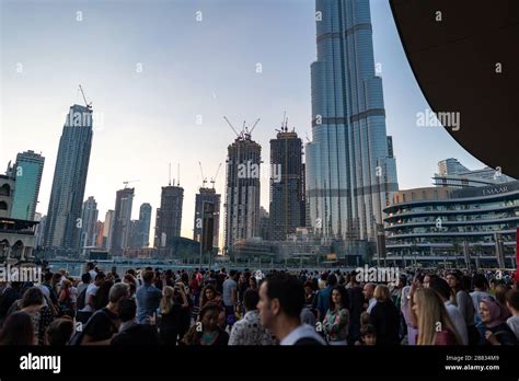 Burj Khalifa crowds