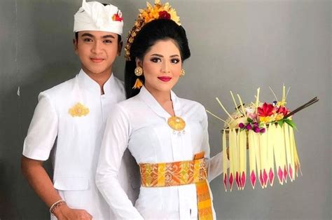 Busana adat Bali modern