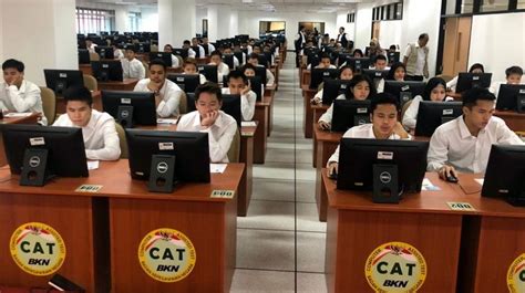 Ilustrasi komputer dan soal ujian untuk CAT CPNS