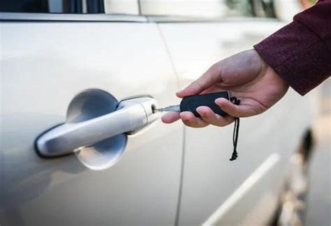 Calling a Professional Automotive Locksmith