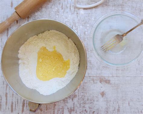 Campurkan Nutrijel dan Campuran Telur-Tepung