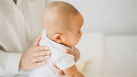 5 Cara Mengatasi Cegukan Pada Bayi Baru Lahir