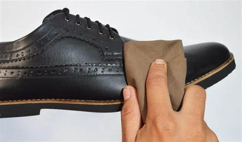 Cara Memperbaiki Sepatu Kulit yang Terkelupas