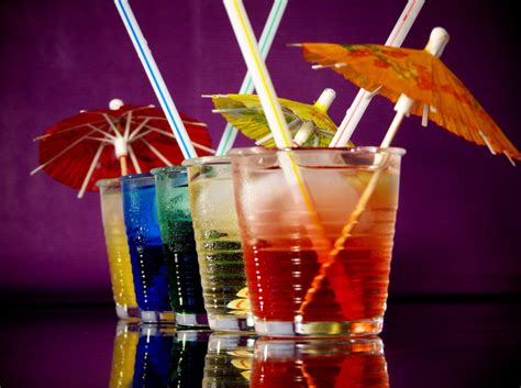 Cara Menambahkan Hiasan pada Gelas Cocktail