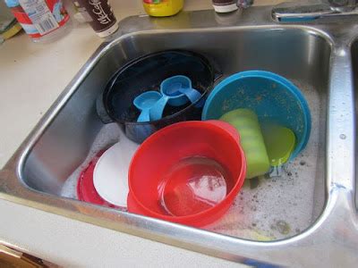 Cara Mencuci Gelas Tupperware dengan Benar