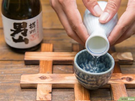 Cara Menyajikan Sake dengan Gelas Sake