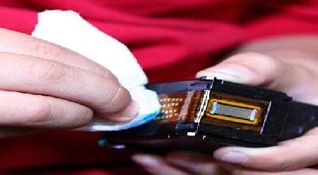 Cara membersihkan chip cartridge dengan menggunakan lap basah