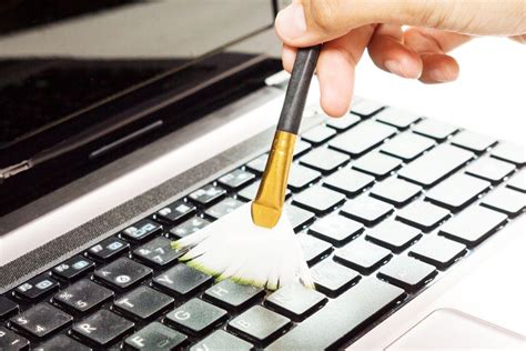 Cara membersihkan dan merawat keyboard laptop dengan benar