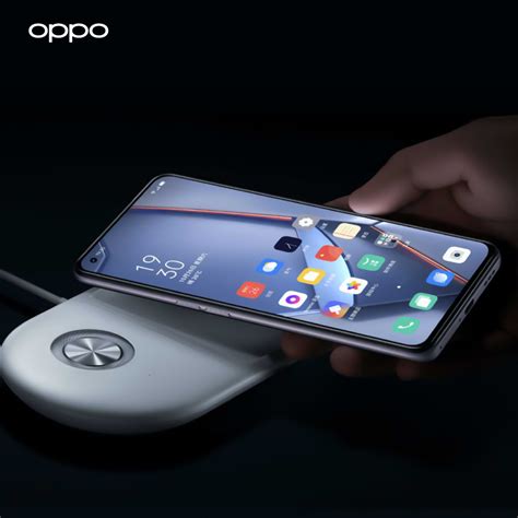 HP OPPO terhubung dengan charger