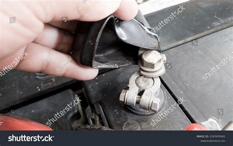 Checking the Battery Terminals