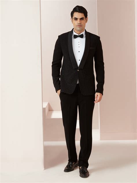 Choose flashy men?s suits on sale to impress one and all on your matrimonial day