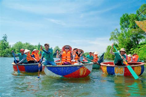 Choosing Basket Boat Tour