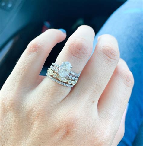 Choosing Between Yellow and White Gold Engagement Rings 