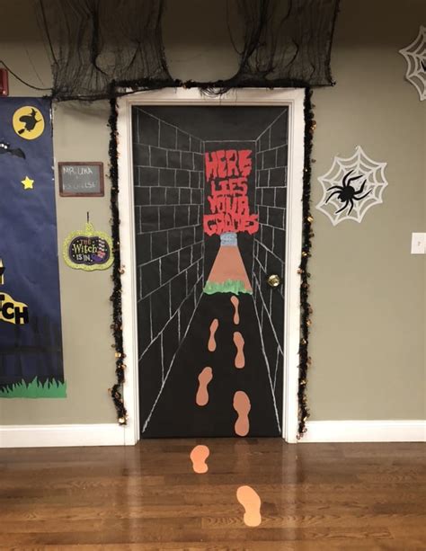 Choosing a Theme for Your Halloween Door Decoration