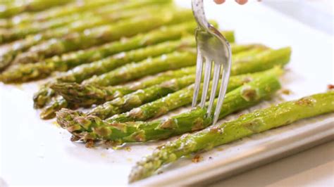 Choosing and preparing asparagus
