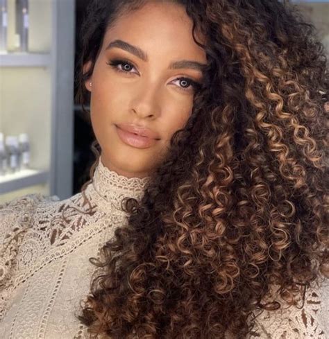 Choosing the Right Color for Your Curly Locks