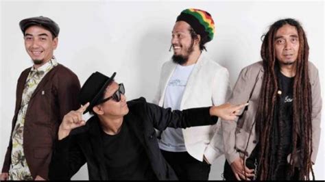 Steven Coconut Treez Santai Cinta yang sebenarnya indah sekali ehh. Mad Flew