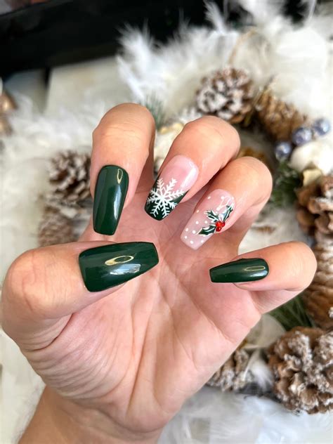 45 Fantastic Christmas Nail Art Ideas & Designs