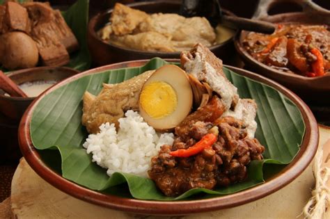 Cicipi Kuliner Lokal Jalanan di Jogja Malam Hari