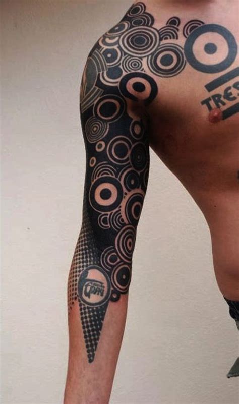 Abstract circle tattoo by Wagner Basei inked on the left