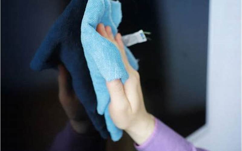 Cleaning Tv With Microfiber Cloth