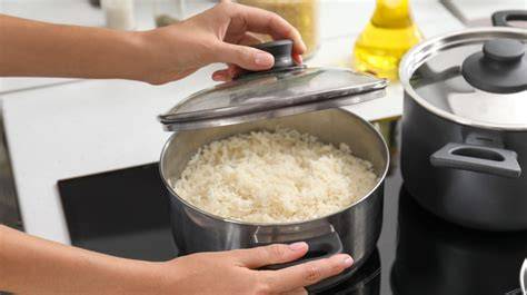 Closing the lid and cooking the rice