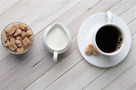 Secangkir Kopi dengan Gula dan Krim