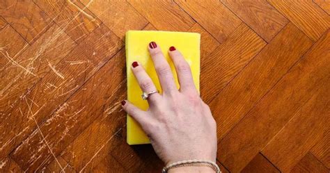 4 formas de quitar rayones en un piso de madera - wikiHow