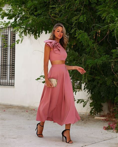 Look de invitada de noche: conjunto de falda larga y crop top